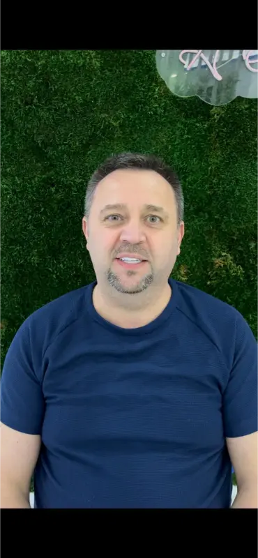 Mutlu çift diş tedavisi sonrası başparmak yukarı