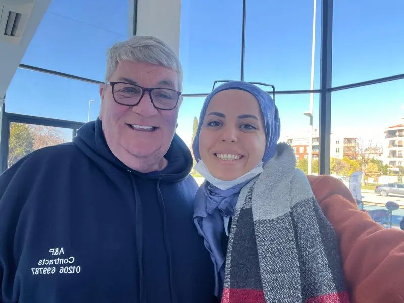 Mutlu diş hastası gülüş yenileme selfie