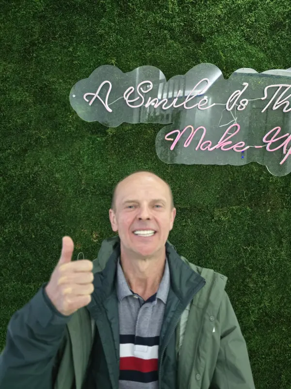 Gülüş yenileme sonrası mutlu hasta başparmak yukarı