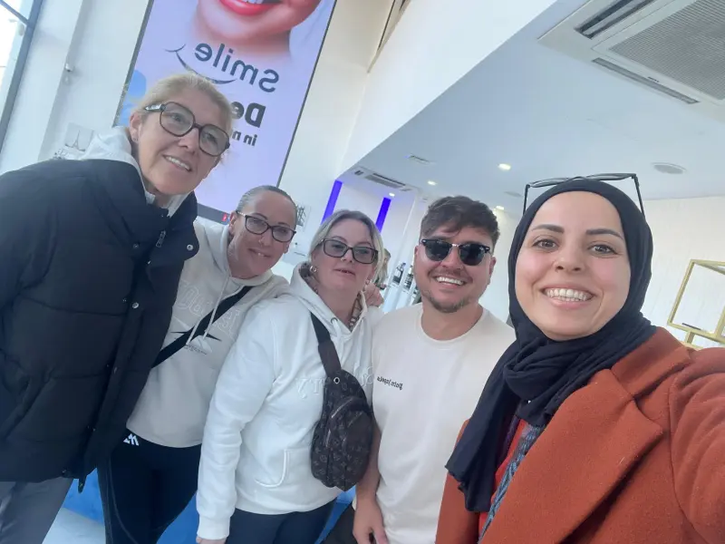 Yaşlı diş hastası yeni gülüşü ile mutlu